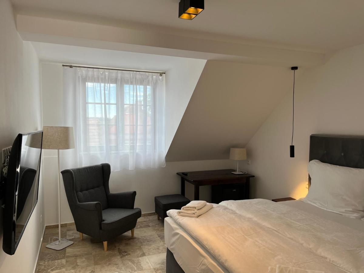 Separe V Zahrade Hotel Ratmerice Eksteriør billede